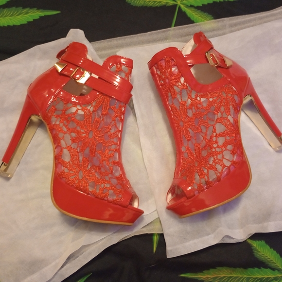 🍒 Red & Gold Lace Pepper Toe Booted Heels 👠👠 - Picture 1 of 7